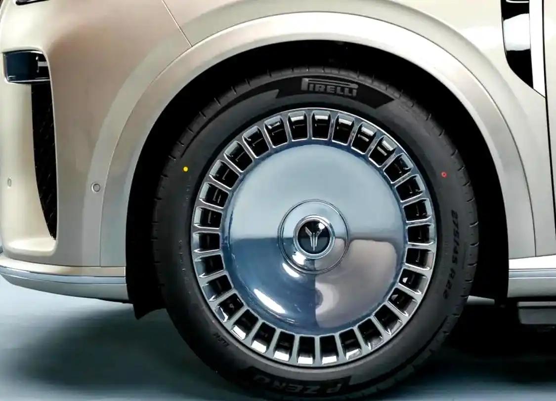 动力系统用的是插电式混动，一台1.5T发动机加上前后双电机。

虽然发动机排量不