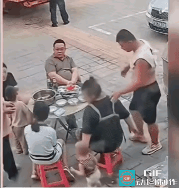 不得不说这个尿不湿的直觉还是非常不错的，赶紧离开这个是非之地[捂脸]

女子和几