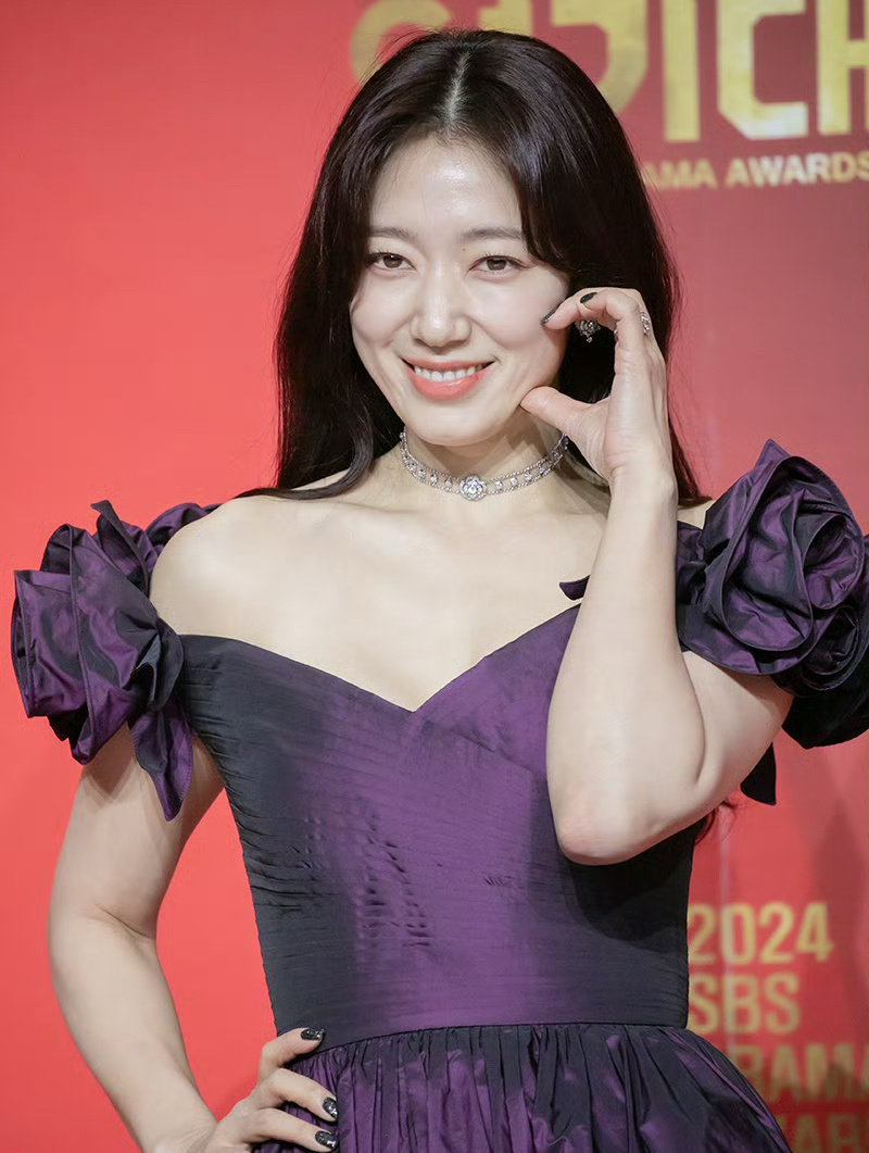 朴信惠礼服撞衫汤唯  朴信惠胖了  朴信惠今日出席SBS演技大赏，出席大赏的礼服