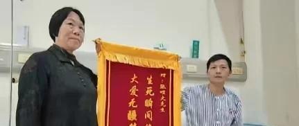 张颂文街头折返救人！
现实版