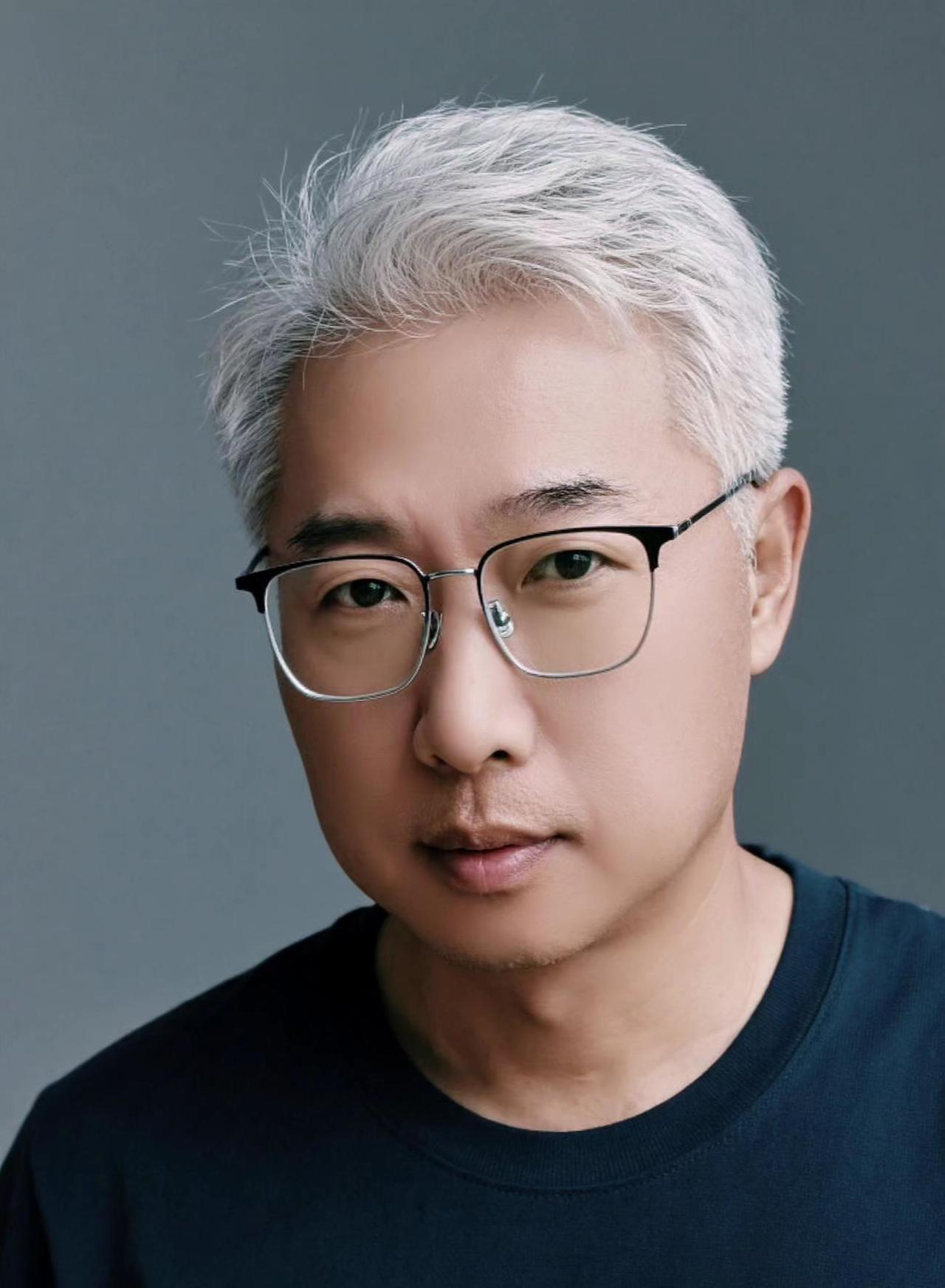 AI白发风华 年轻拼颜值年老拼气质