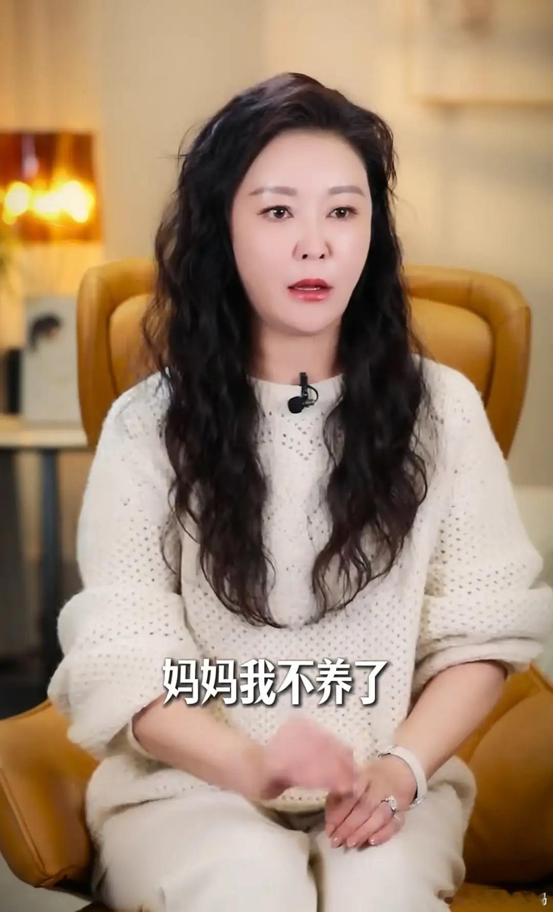 王小骞与女儿再生矛盾，早早哭闹要养鼠 她自揭童年伤疤父母常打架 
