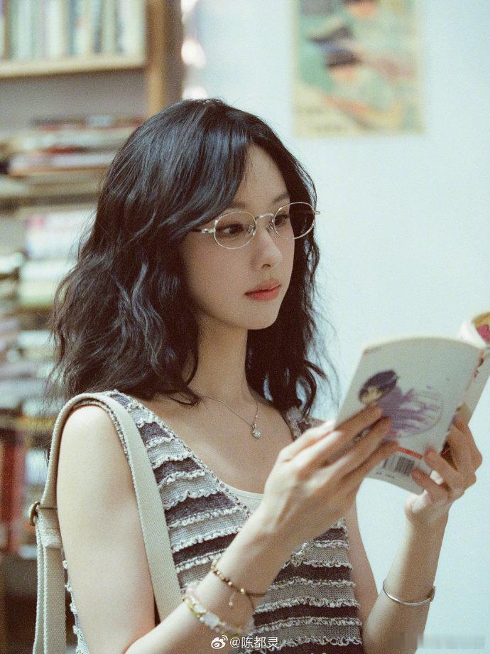 陈都灵空框眼镜 陈都灵校园高智感女主 好爱陈都灵最新发的造型，空框眼镜太适配了，