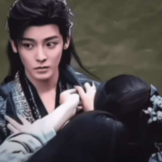 侯明昊、卢昱晓合作新剧期间，网友发现好多没有边界感的动作