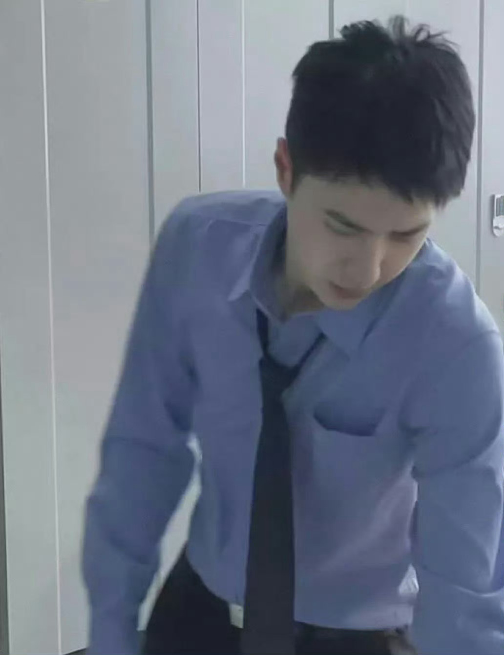 “陈警官，早啊。”“早。”“陈警官起这么早，要去哪儿？”“我……回队里。”“可是