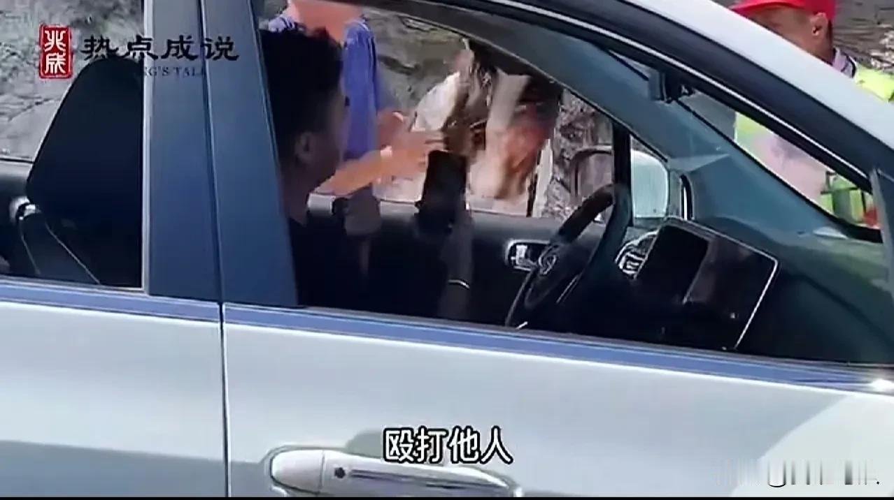 青岛打人女司机的行为已经引起公愤了，大家都对她的行为感觉愤怒，希望法律对她严厉惩