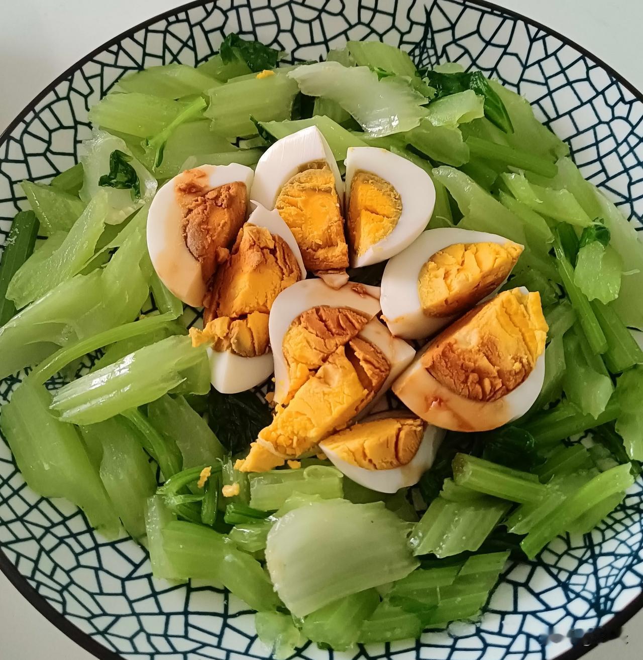 晚上自己做了一盘凉拌芹菜，又放了早上水煮的鸡蛋。
芹菜脆嫩清爽，鸡蛋醇香，简单调
