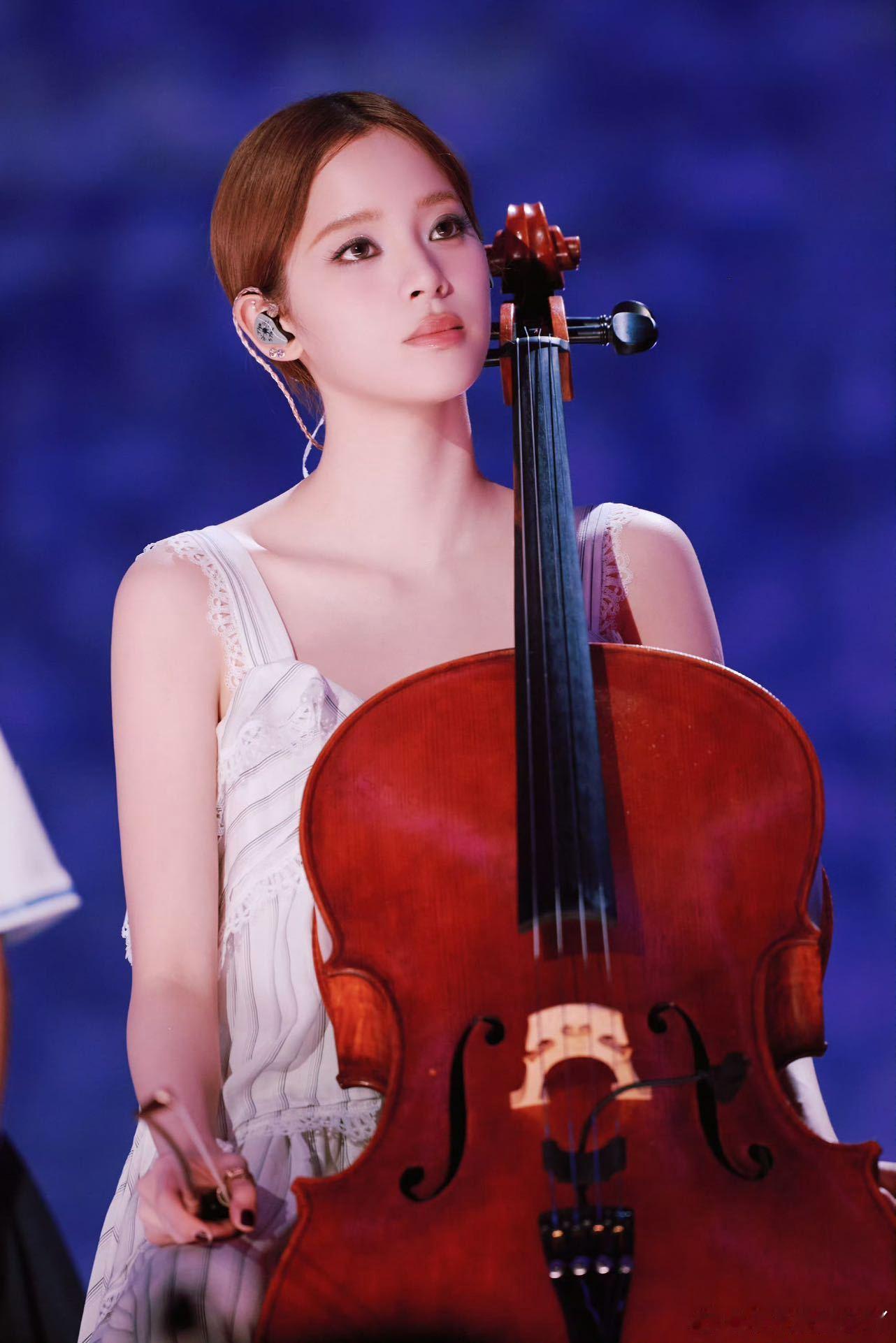 欧阳娜娜这里不让健身音乐缘计划欧阳娜娜挑战健身房训练，戴上眼罩瞬间化身健身达人，