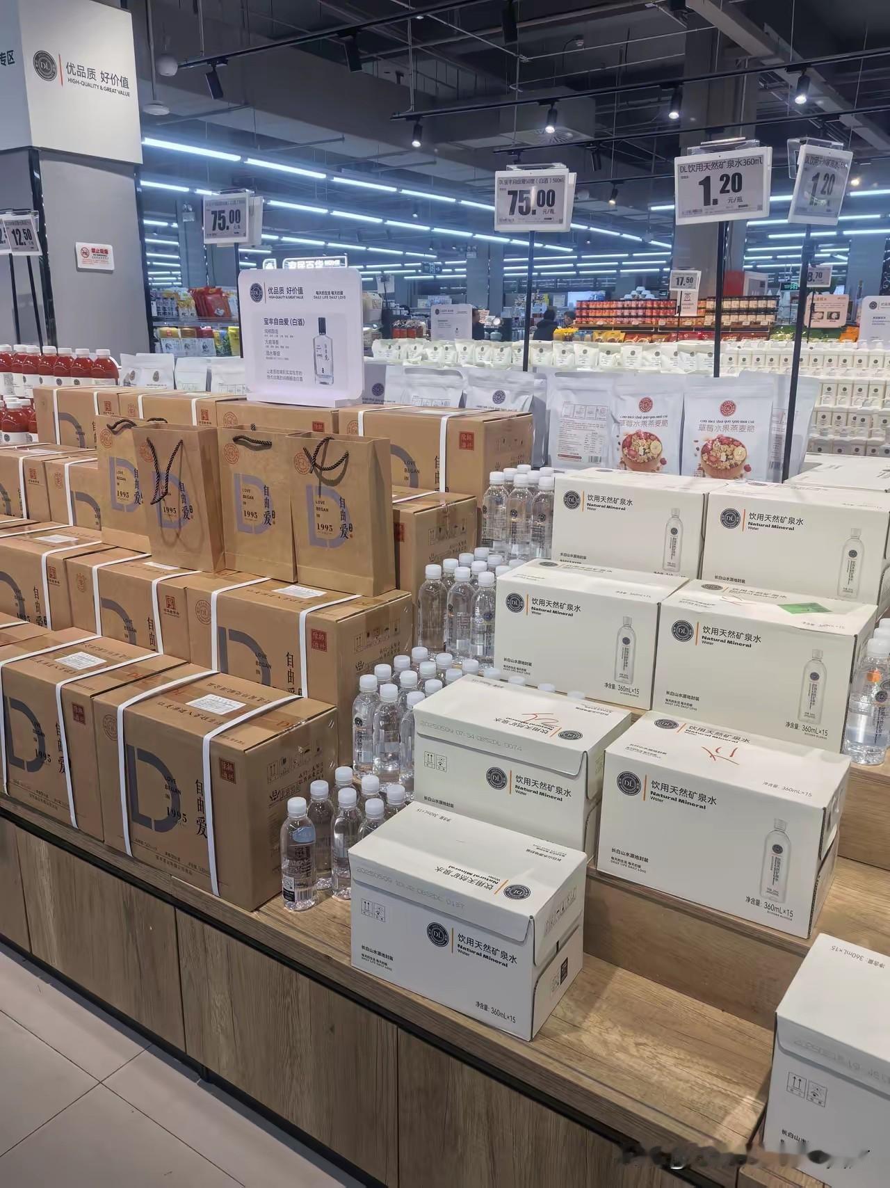 北京多家物美店胖改后
店面规整明亮许多
烘培现场制作显红火
只是东来自有品牌太寂