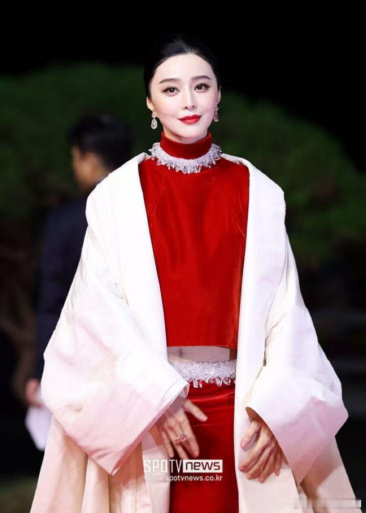 两部作品入围，还担任大师单元推介人，冰冰这次在釜山的分量不轻，沉淀了这么多年，作