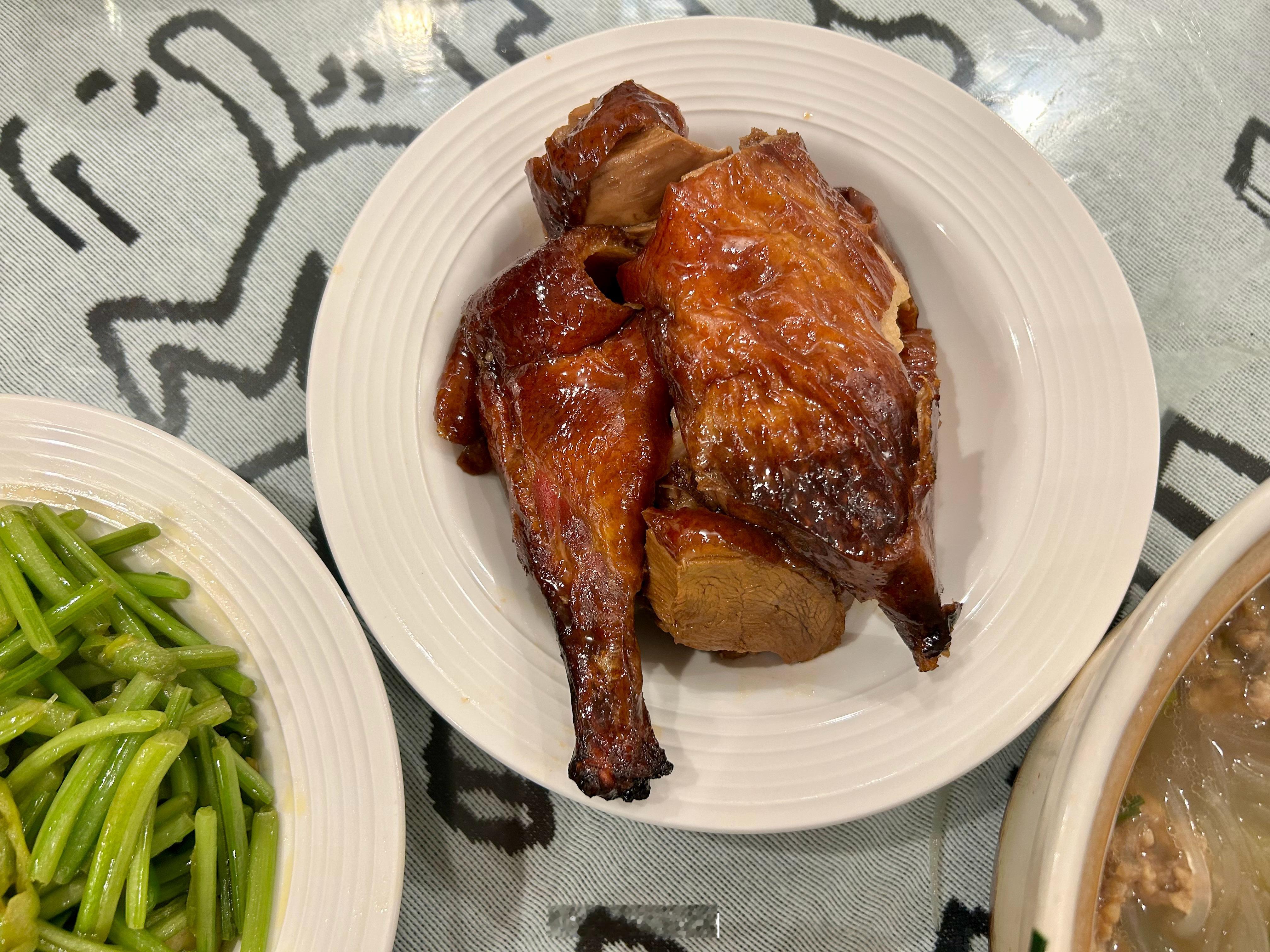 记录📝新东方今晚这学期第6次应酬。我下班后带孩子们吃了晚饭、写完作业、检查好签