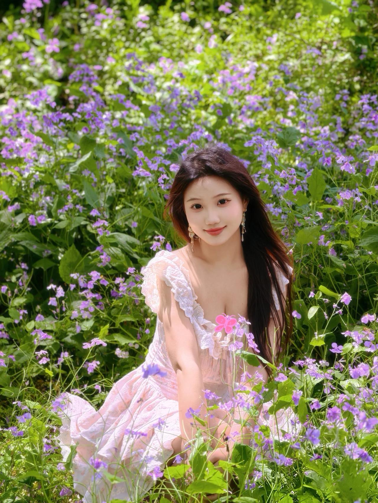 花海美人细致描写
春日林间漫开一片温柔紫雾，成片二月兰肆意盛放，鲜绿枝叶簇拥着朦