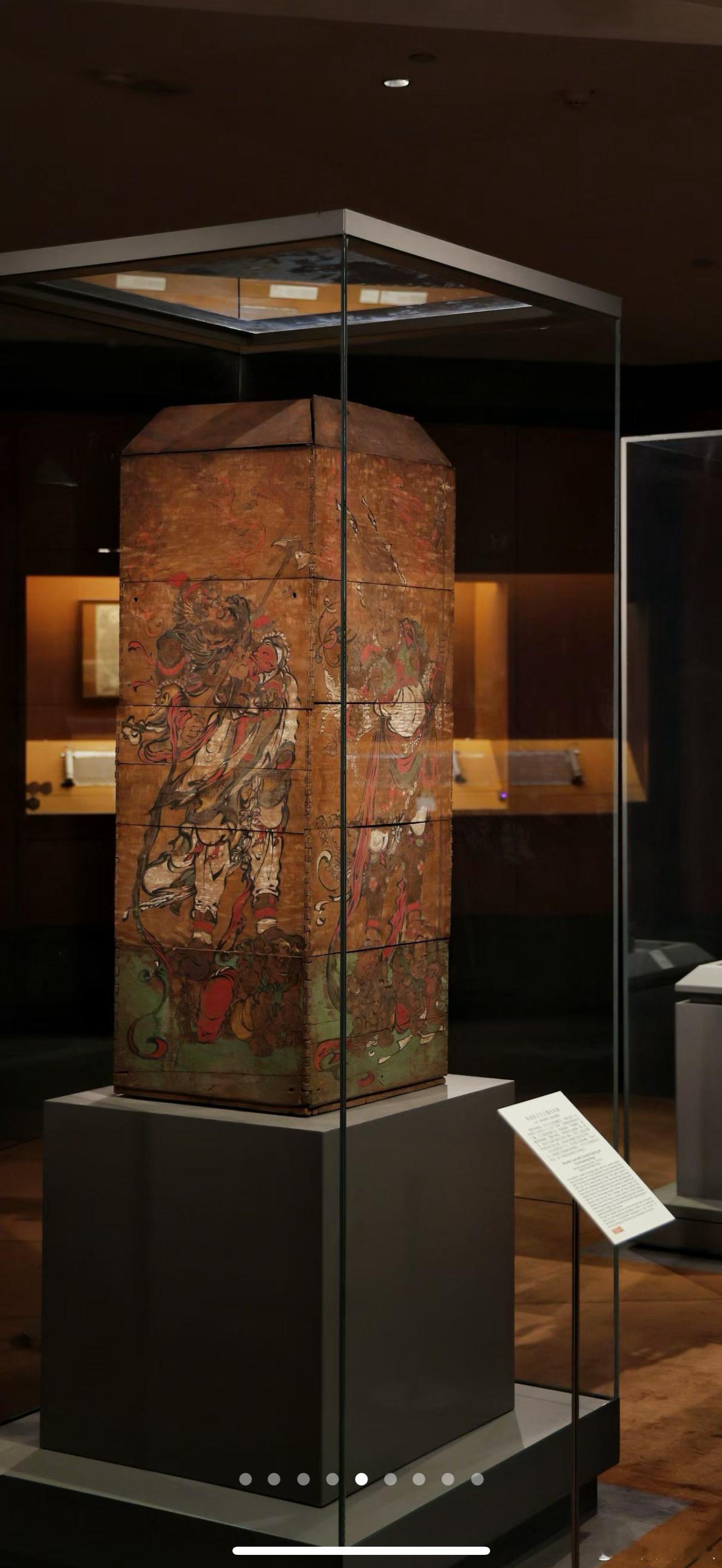 苏州博物馆的展柜虽然诟病颇多、但这个单独放展牌的设计非常先进且美观。比起那些在独