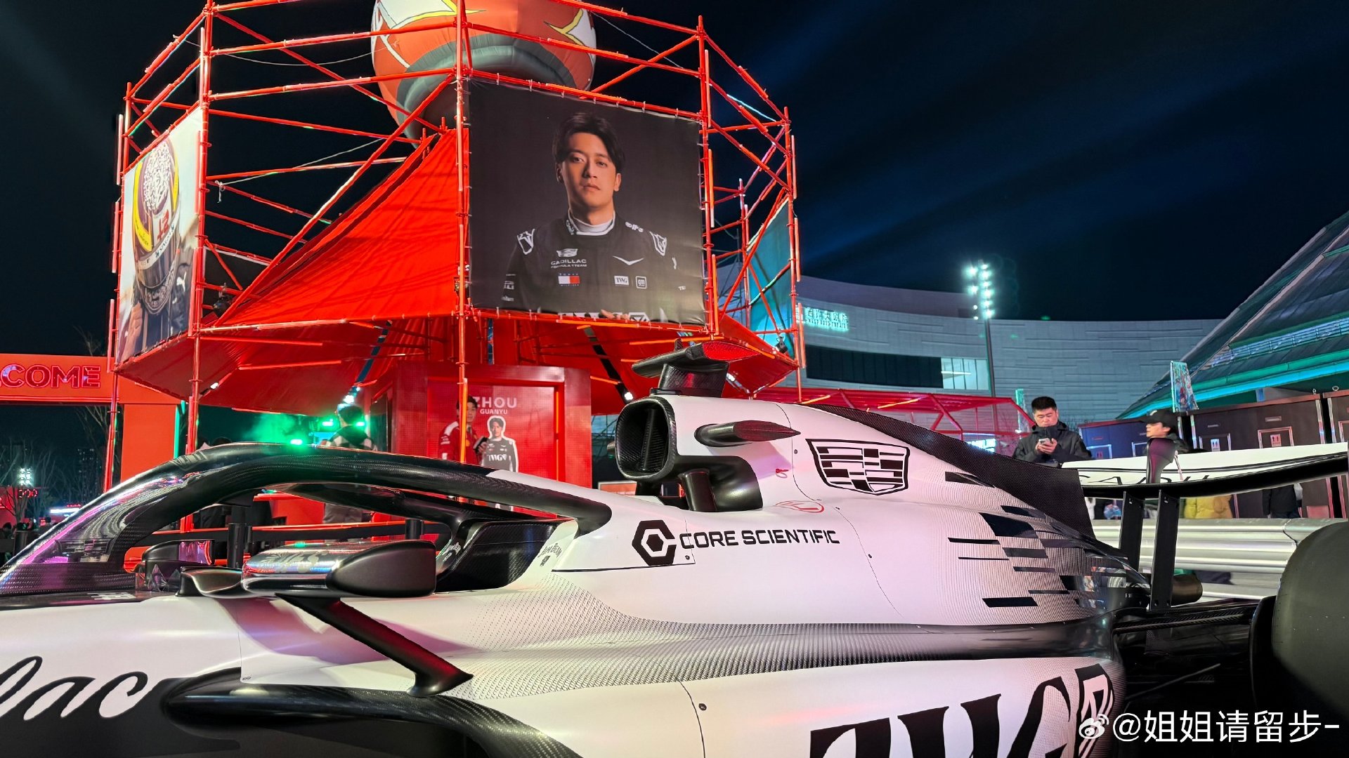 上海为周冠宇把中国骄傲写在夜空从赛道到城市，以热爱为引擎，以勇气为锋芒，出发即伟