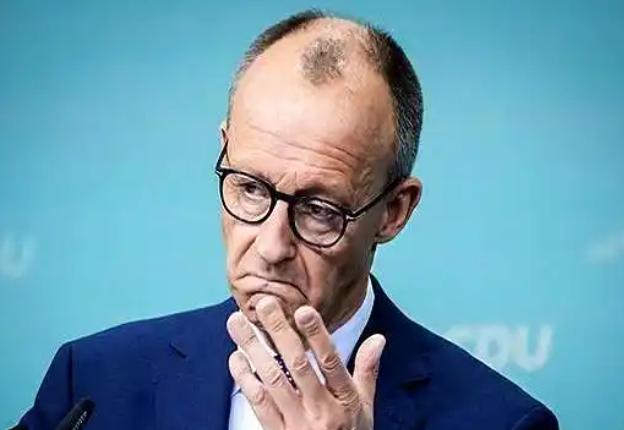 默茨在欧盟理事会的视频会上拍了桌子，镜头里他脸涨得通红，说要联合欧洲盟友给中国的