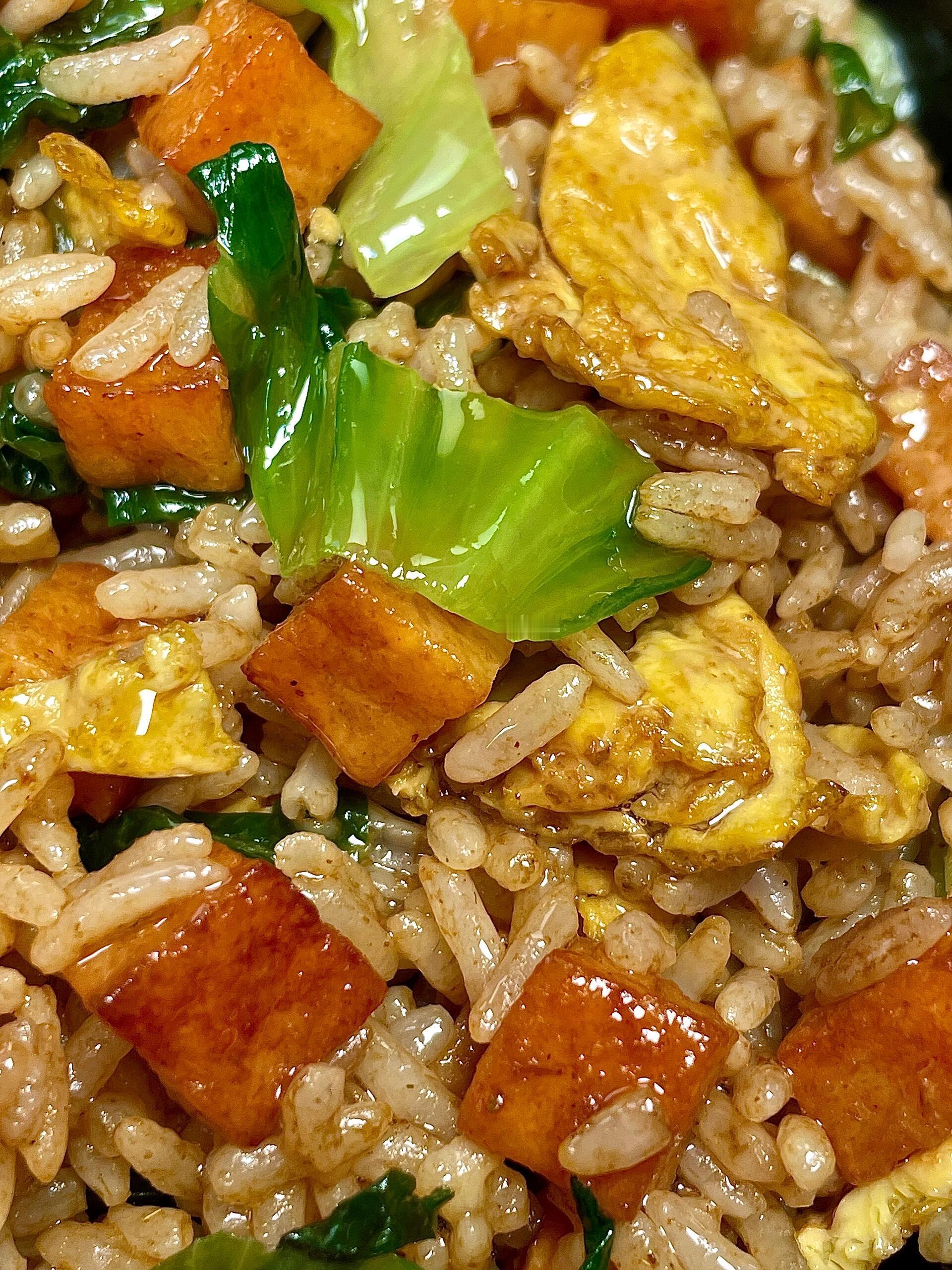 家人们，炒饭这么做巨好吃，米饭粒粒分明，午餐肉焦香，生菜清爽解腻！一口下去幸福感