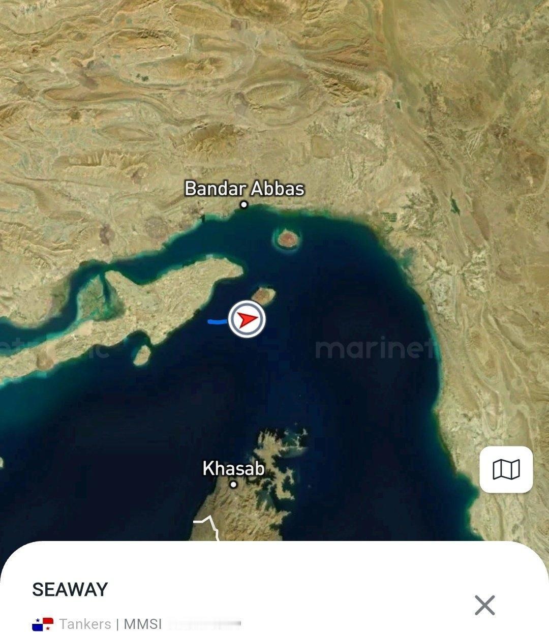 中国籍油轮“海路号”正在穿越霍尔木兹海峡。