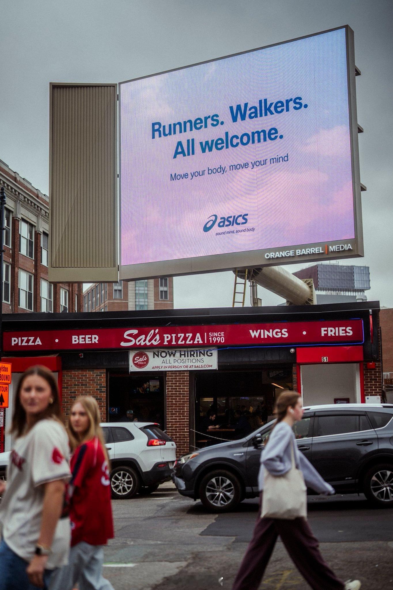 波士顿马拉松期间，耐克的一则橱窗广告引发争议——Runners welcome.