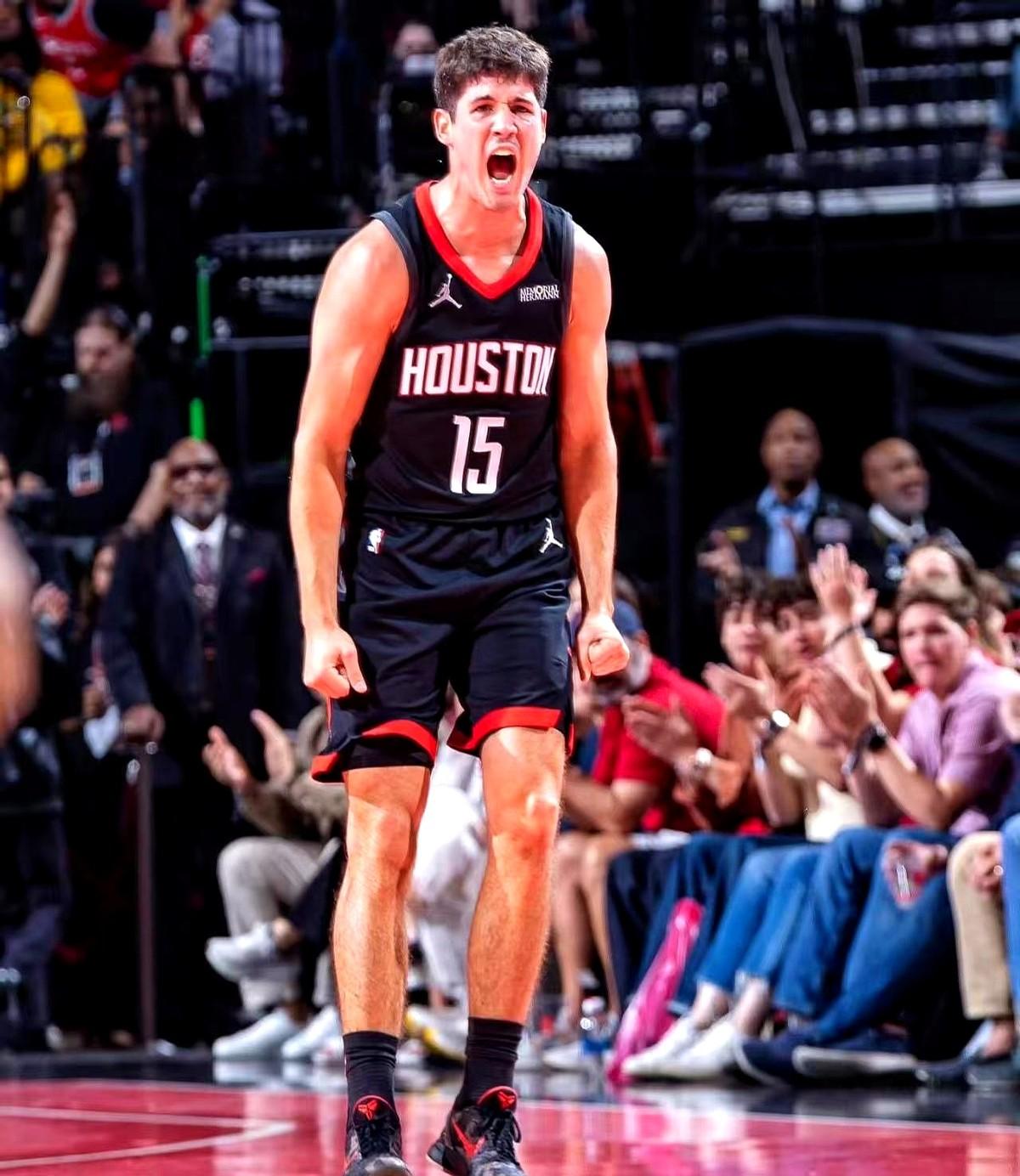 火勇大战又打了，火箭居然逆转赢了勇士，104比100。

勇士这边库里真拉胯，1