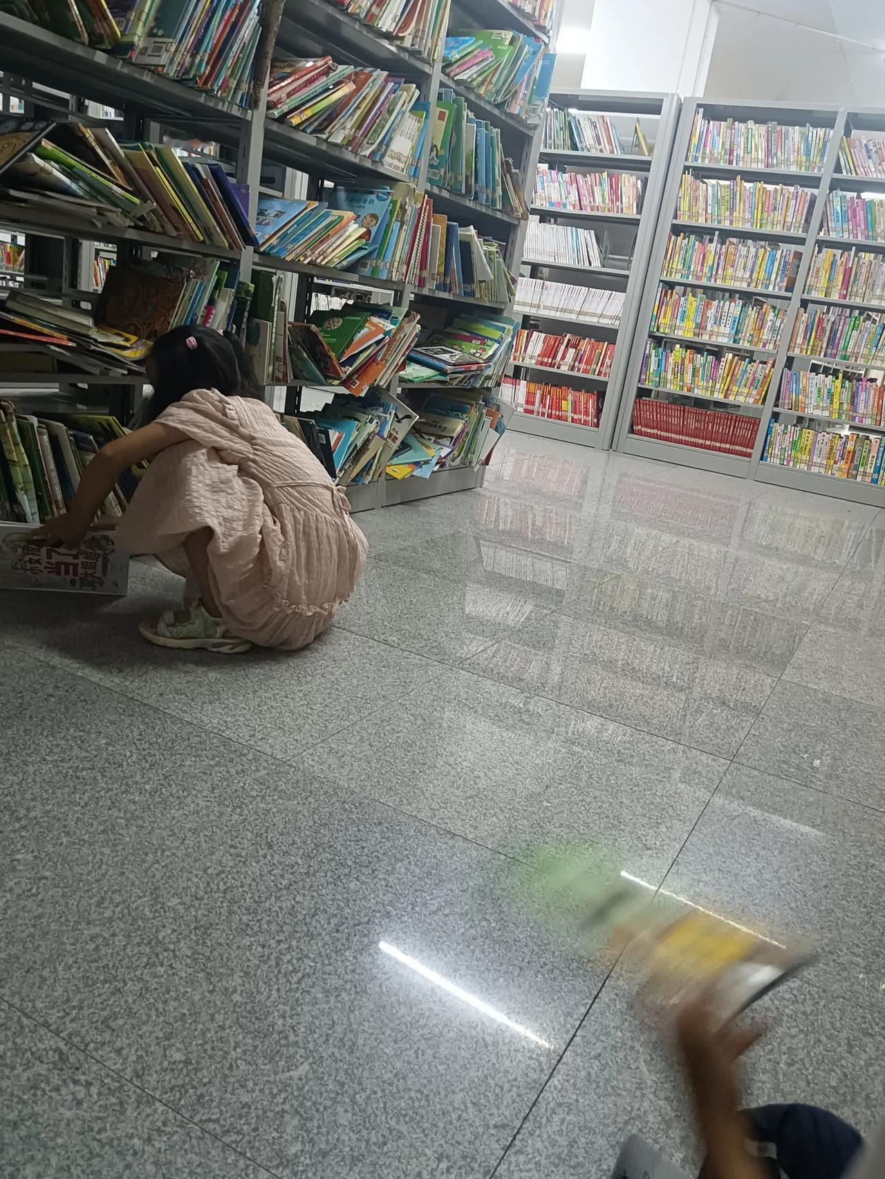 上午报了名，明天9月2号正式上学。
下午，孩子还要来图书馆。
爱看书的不一定都是