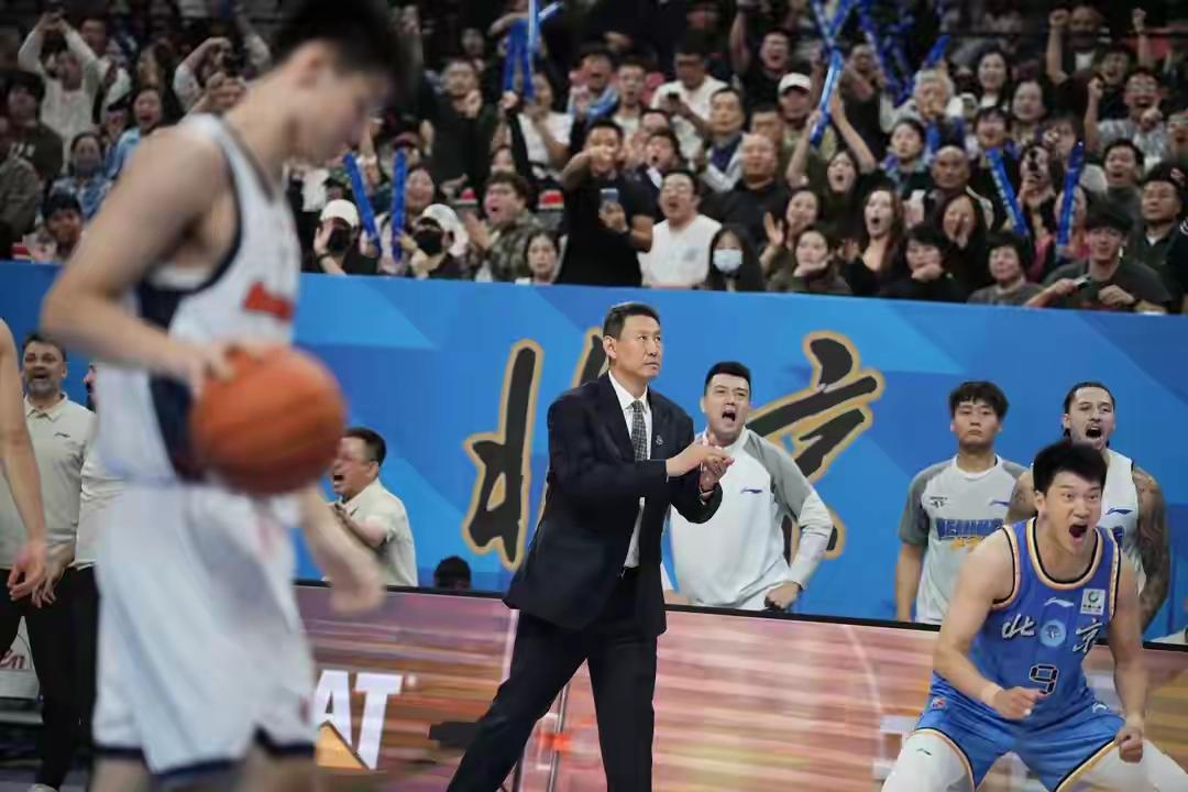 北京男篮拿下关键一役，以18分优势力克老对手广东队，全场拼劲十足，展现出极强的竞