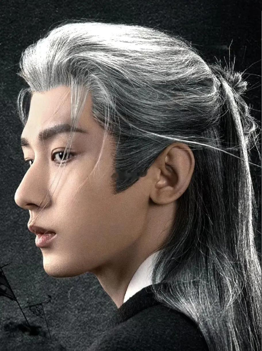 《长安二十四》快要播了，有网友发现成毅在剧里又要白发了，而且造型跟《九重紫》里的