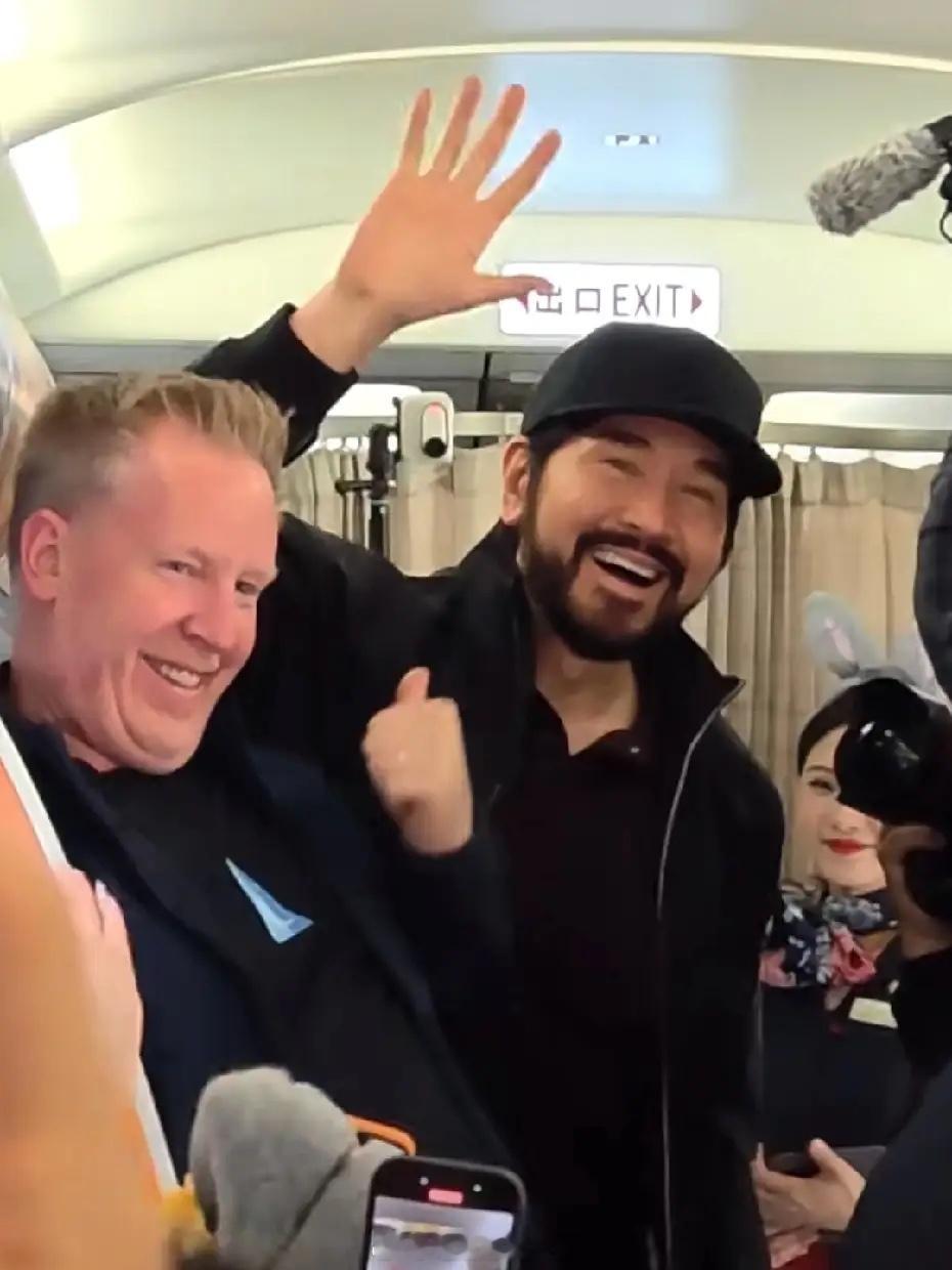 有网友在飞机上偶遇费翔，他真的太帅了，帅的太有视觉冲击力了！这才是真正的高大挺拔