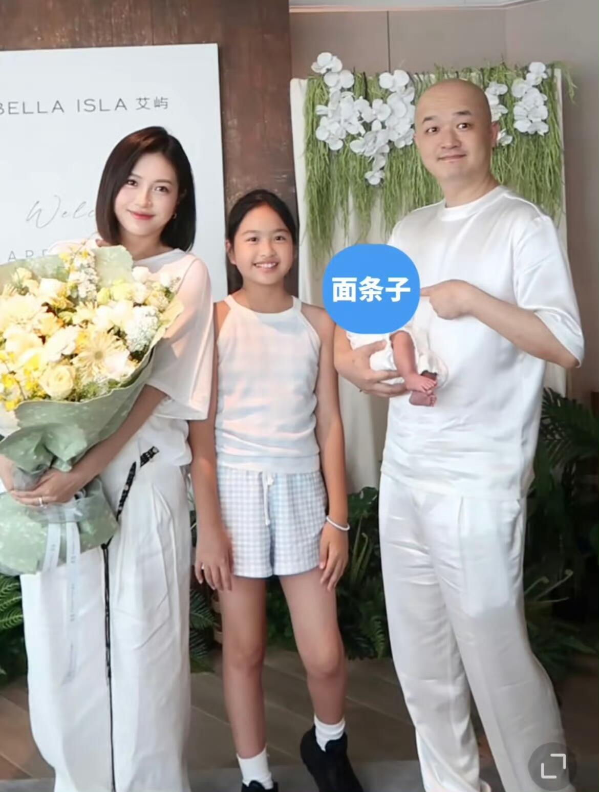 包文婧封肚论包文婧一家取名字的随意程度，饺子和面条子哈哈哈哈哈哈太有爱了[哈哈]