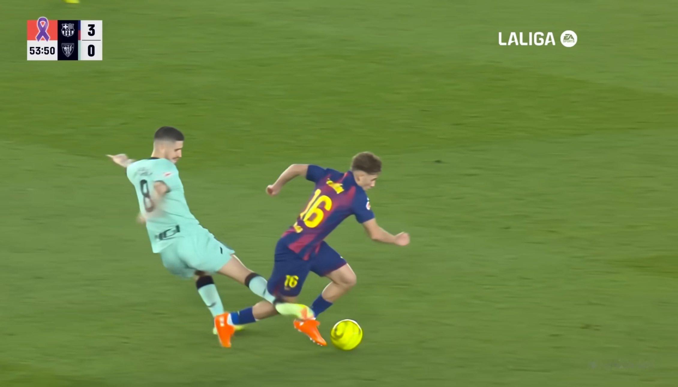 每体：费尔明受伤是因为在与毕尔巴鄂竞技的比赛中被萨尼斯特踢倒他导致的。费尔明带上