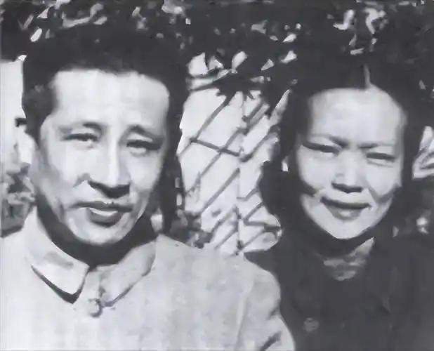 廖承志是出了名的“妻管严”，晚年想吃肉，妻子却不让，他指着门说：你看谁来了？妻子