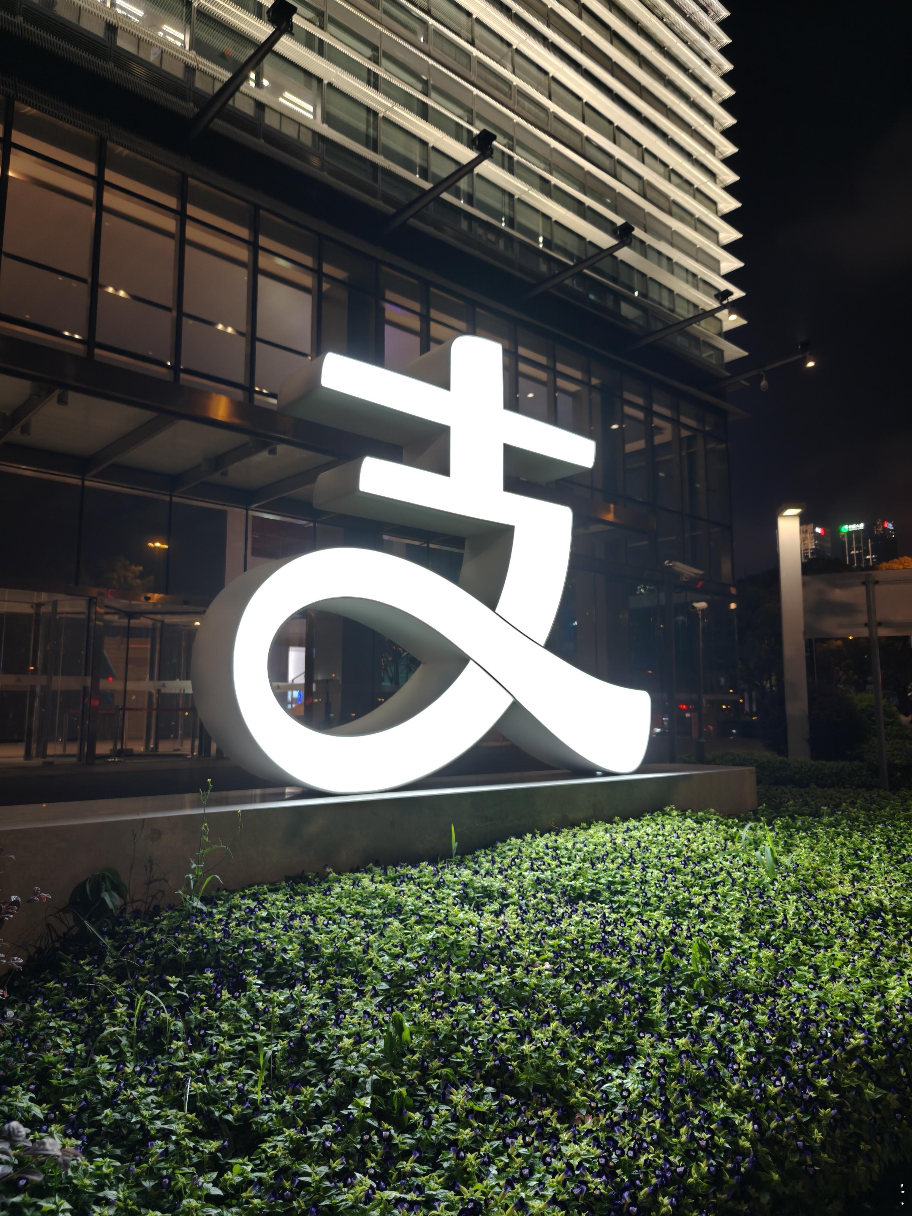 不知不觉走到了前司上海办公区门口，多年前还来出过差，可是路过的时候居然没认出来，