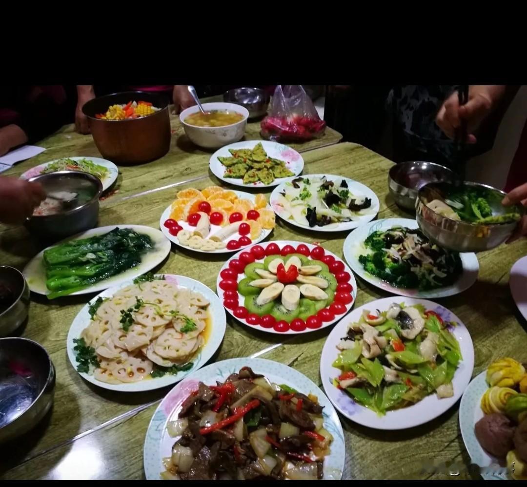 营养师直言：三餐中最该“戒掉”的是晚餐！这4个危害，比抽烟还伤肝脾
 
“忙了一