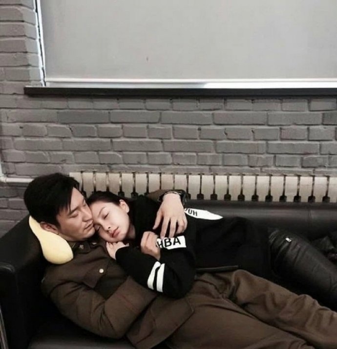 黄晓明以前是真的好爱baby，满满的保护欲…… 