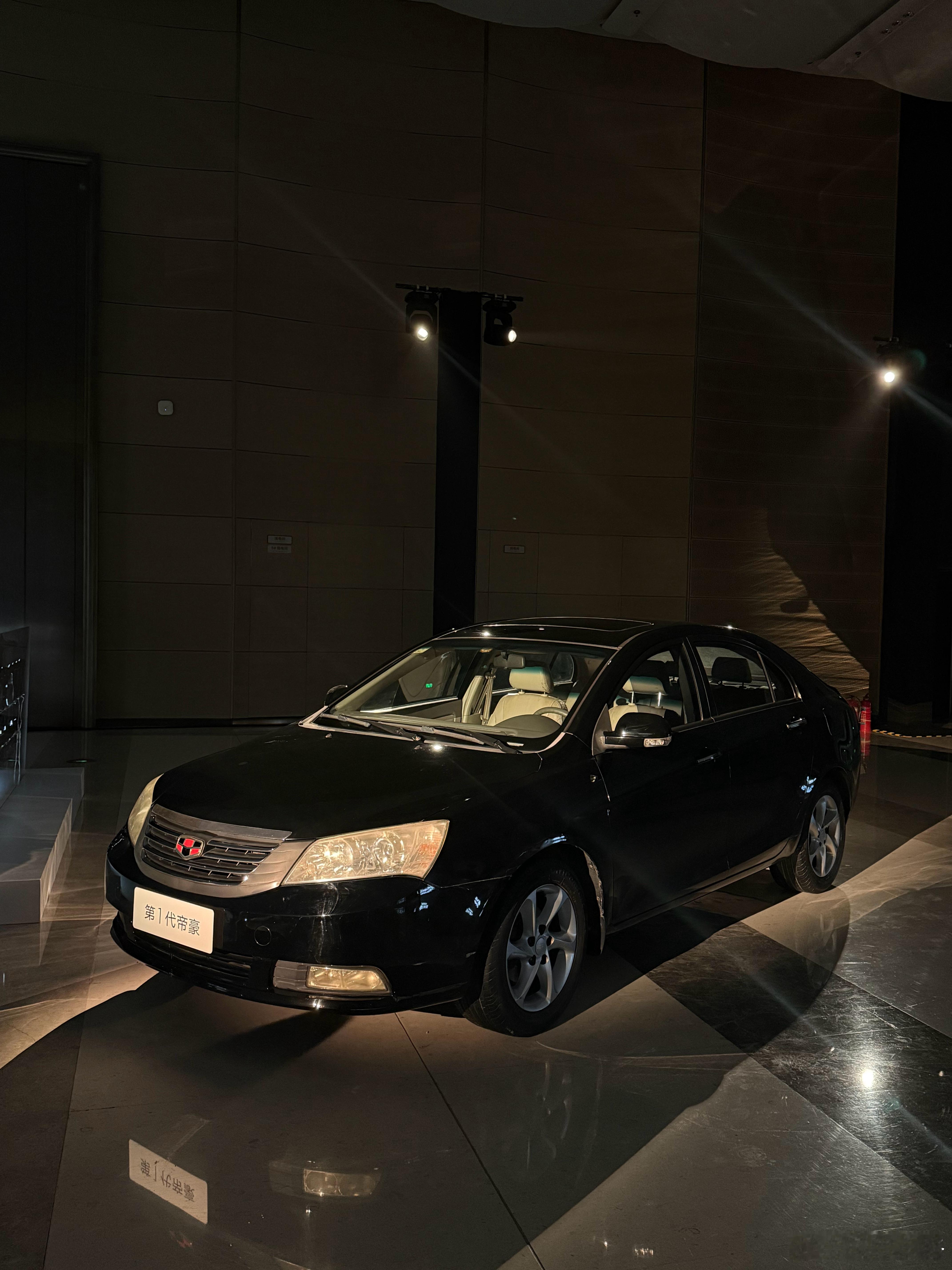 自主品牌的车型慢慢也有传承了，1-5代同时亮相今天的第五代帝豪发布会，能够直观地