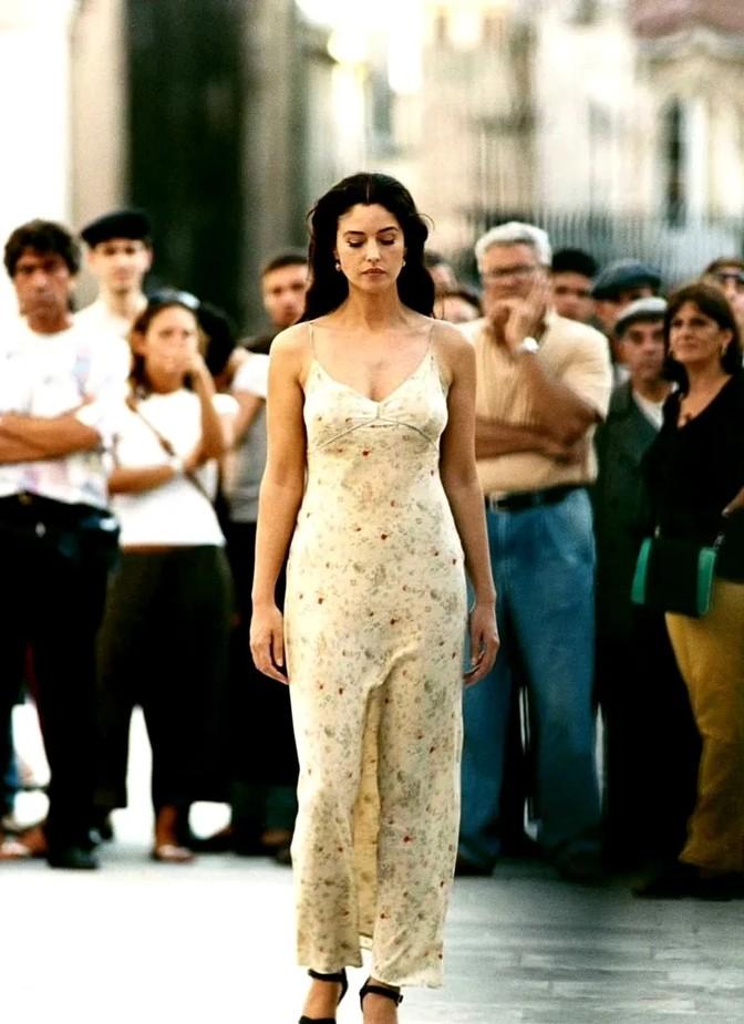 这姐们儿真是让人又爱又恨，男同胞们都对她投去欣赏的目光，而女同胞们则是羡慕嫉妒恨