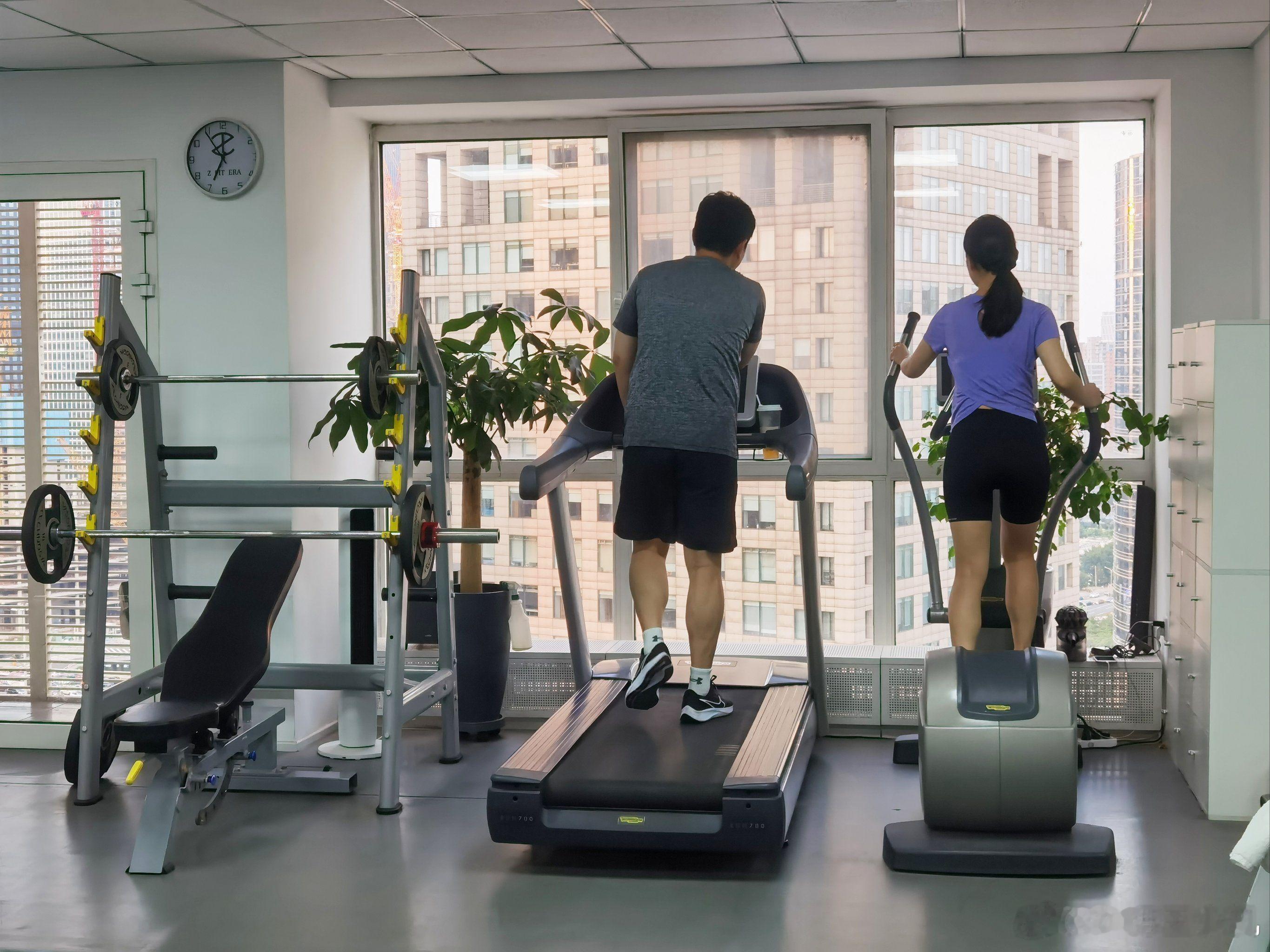 健身房倒闭教练自费上完877节课这教练是有素质的，趁着这个时候开播，直接干成个人