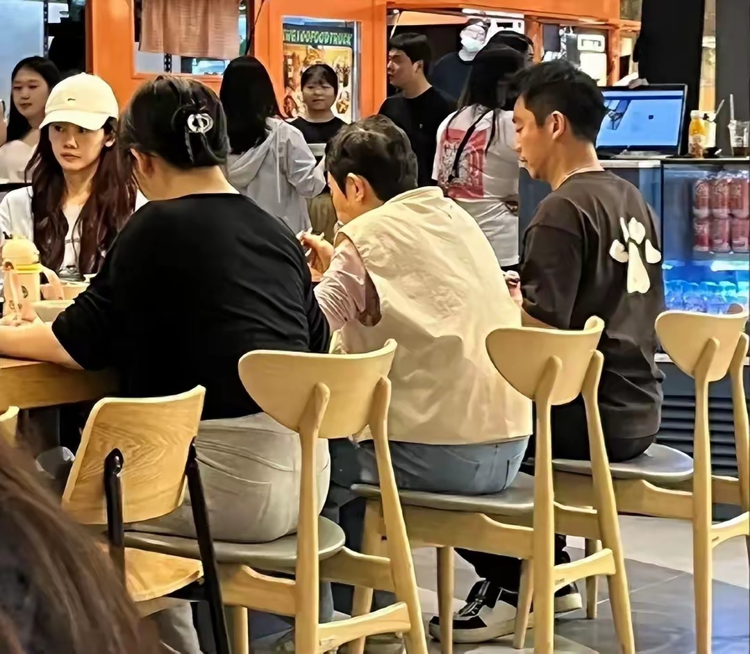 郑恺和苗苗韩国度假，网友觉得郑恺高攀了。其实没有谁高攀谁，说实话我孤陋寡闻，没有