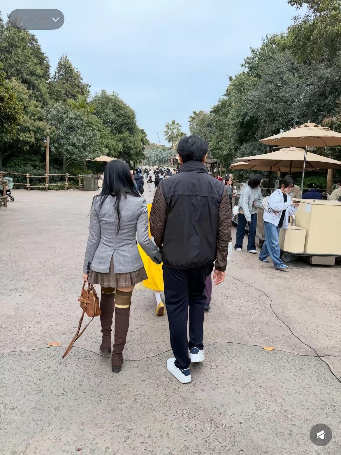 猜猜看，这是娱乐圈哪对姐弟恋的背影？

无论多大年纪，女生这个打扮倒没关系，只是