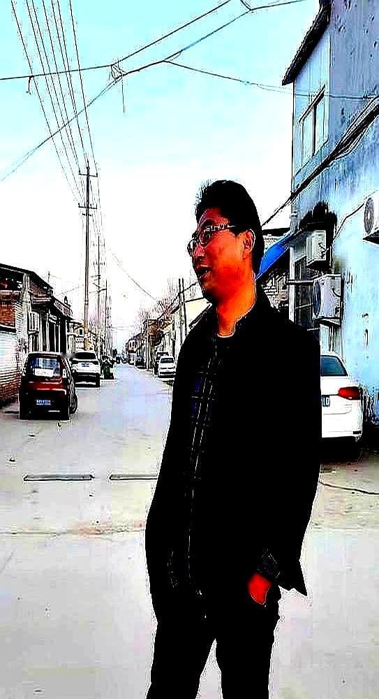 一个眼神，就让大衣哥200斤的儿子乖乖坐下。
 
饭桌上，陈萌一句话不说，只是默