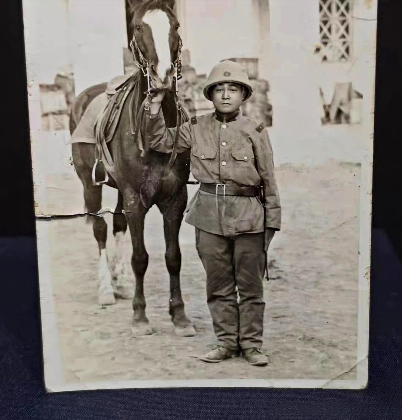 如图所示，日军摄影师拍下的一名日军骑兵。我们都知道二战日军士兵身高都普遍不高，但