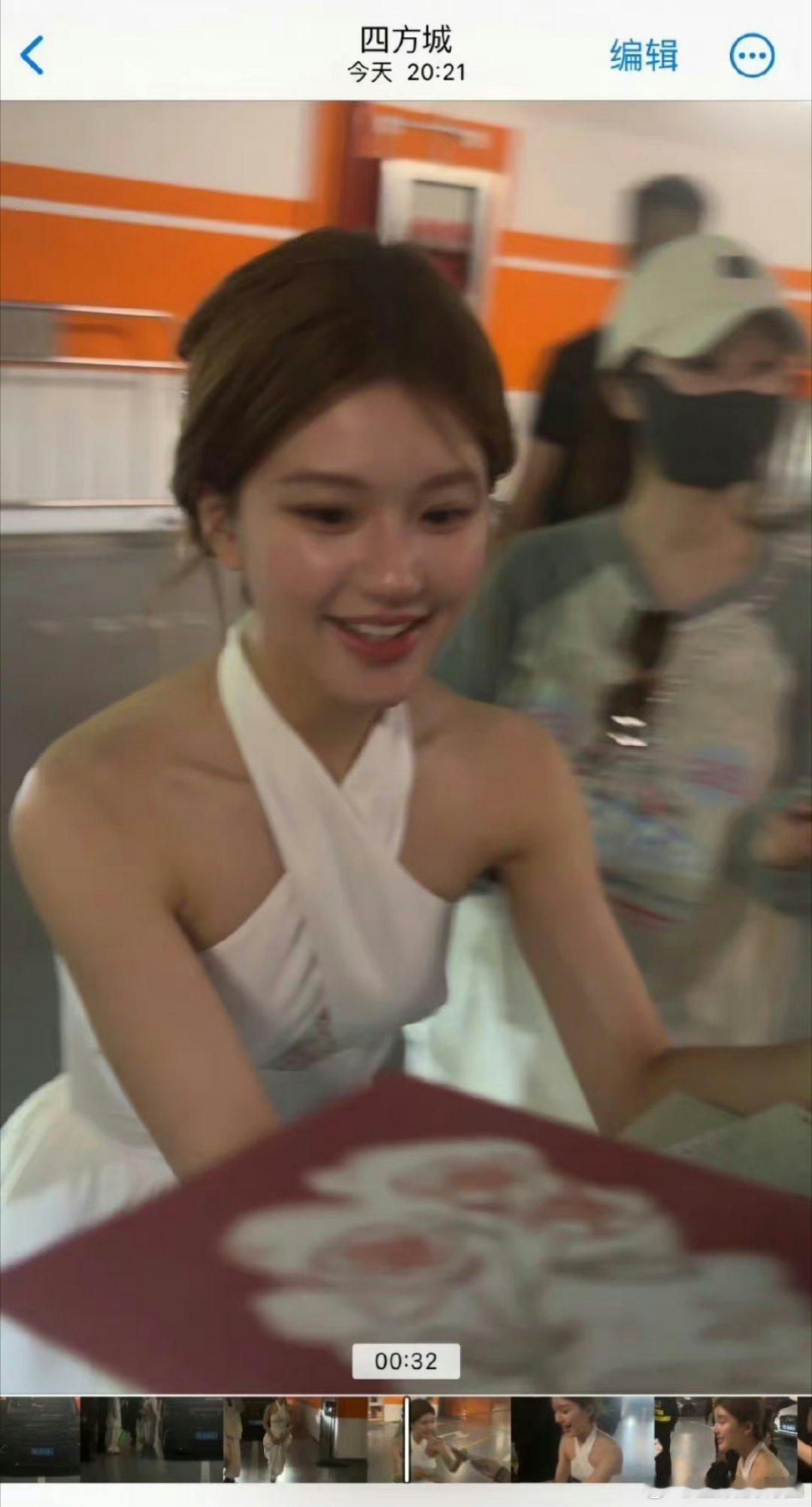 我的天呢[苦涩][苦涩][苦涩]到底是谁说赵露思脾气差的。。。这不是很平易近人嘛