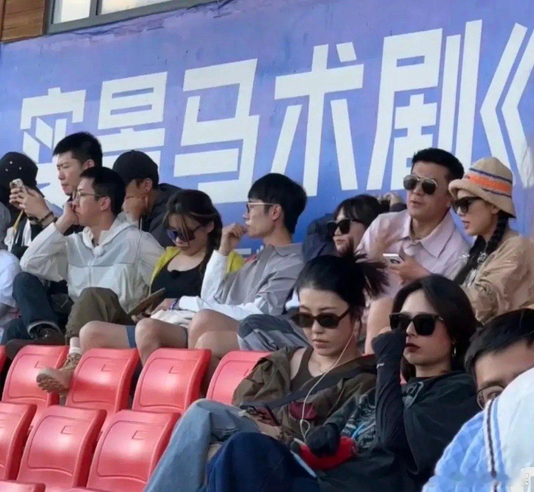 暗子怎么这么没有边界感呢挨那么近！！！如果是麦琳像葛夕一样把脚伸到前面椅子那会被