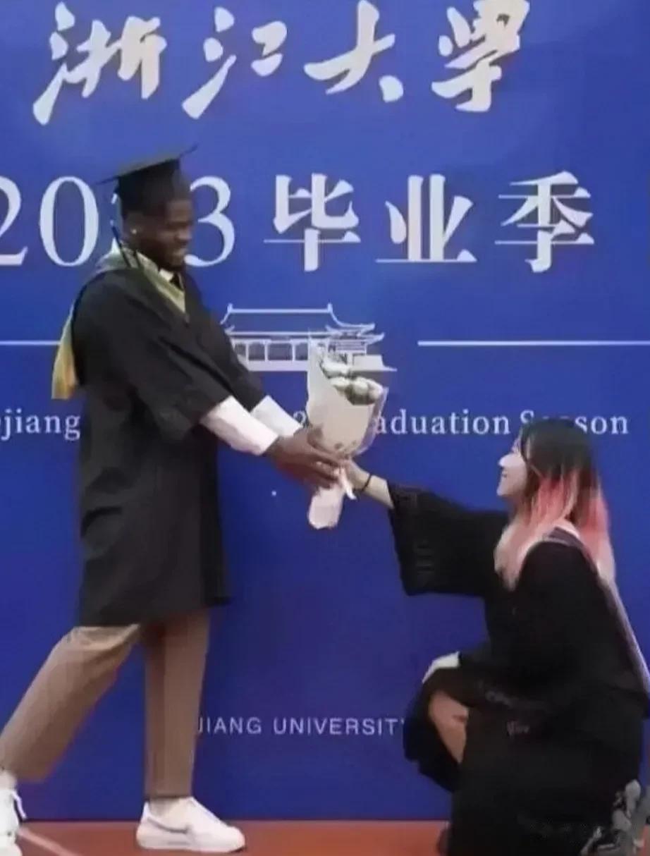 一周时间过去了，某高校女大学生当众下跪，向黑人求婚的火爆消息充斥网络，热度丝毫未