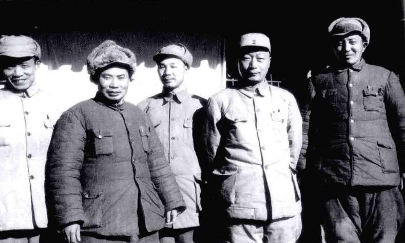1949年1月，在平津前线司令部的合影。左起:李天焕、杨得志、杨成武、聂荣臻、罗
