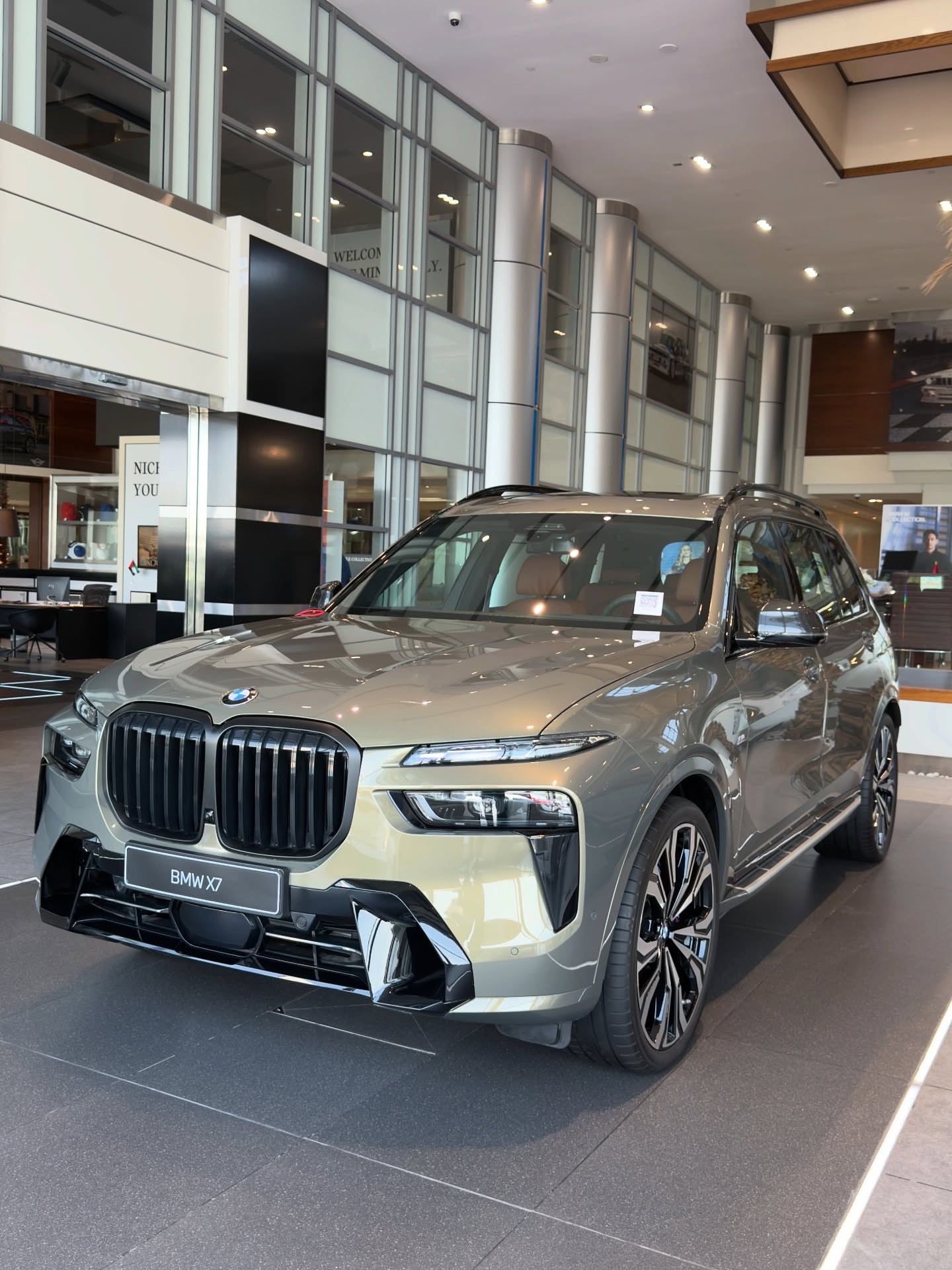 这个前脸在7系行不通，但是在宝马X7就感觉霸气十足！宝马X7 xDrive40i