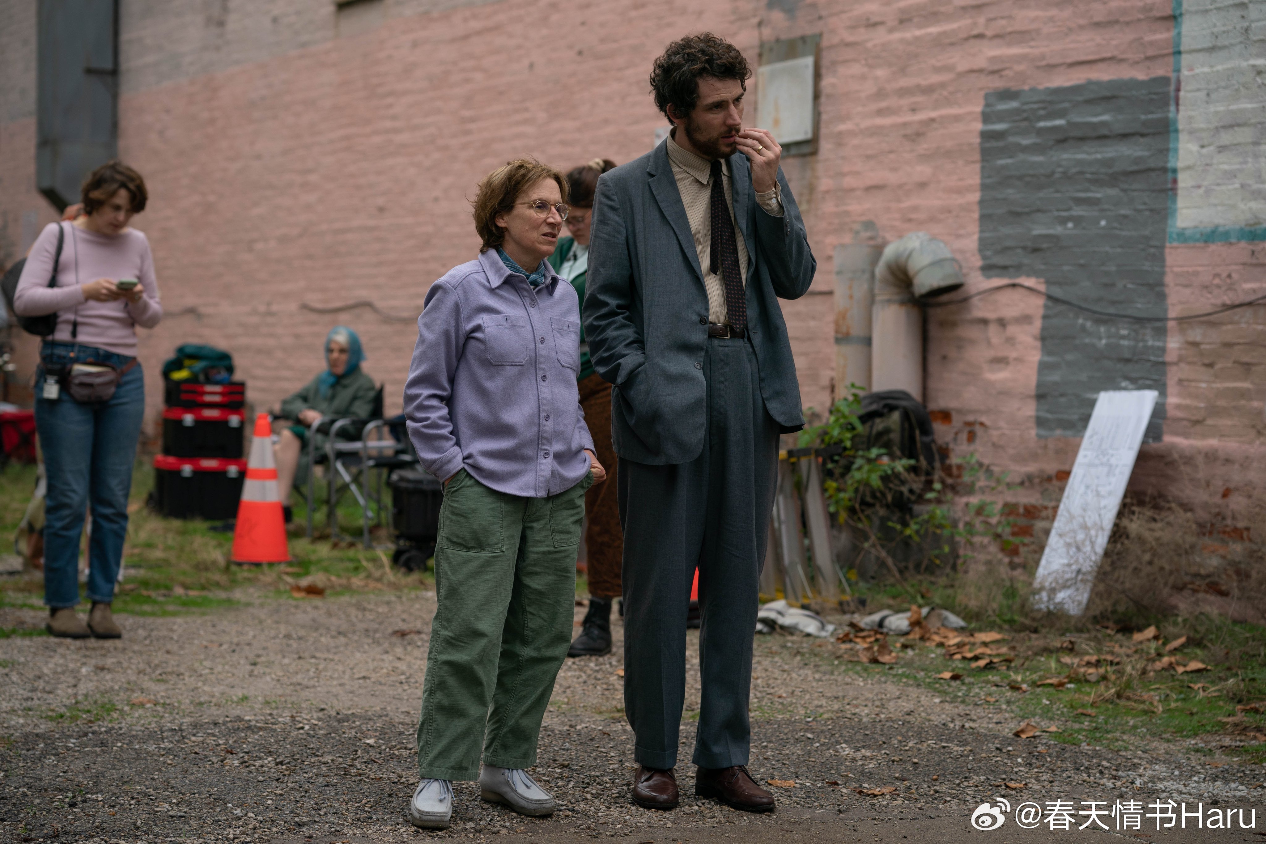 一组凯莉·莱卡特导演的《主谋》的幕后照 