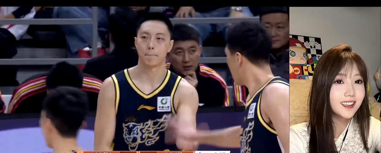 疯了！广东主场56-55只领先1分？胡明轩复出手感冰凉，廖三宁伤愈狂砍15分，尼