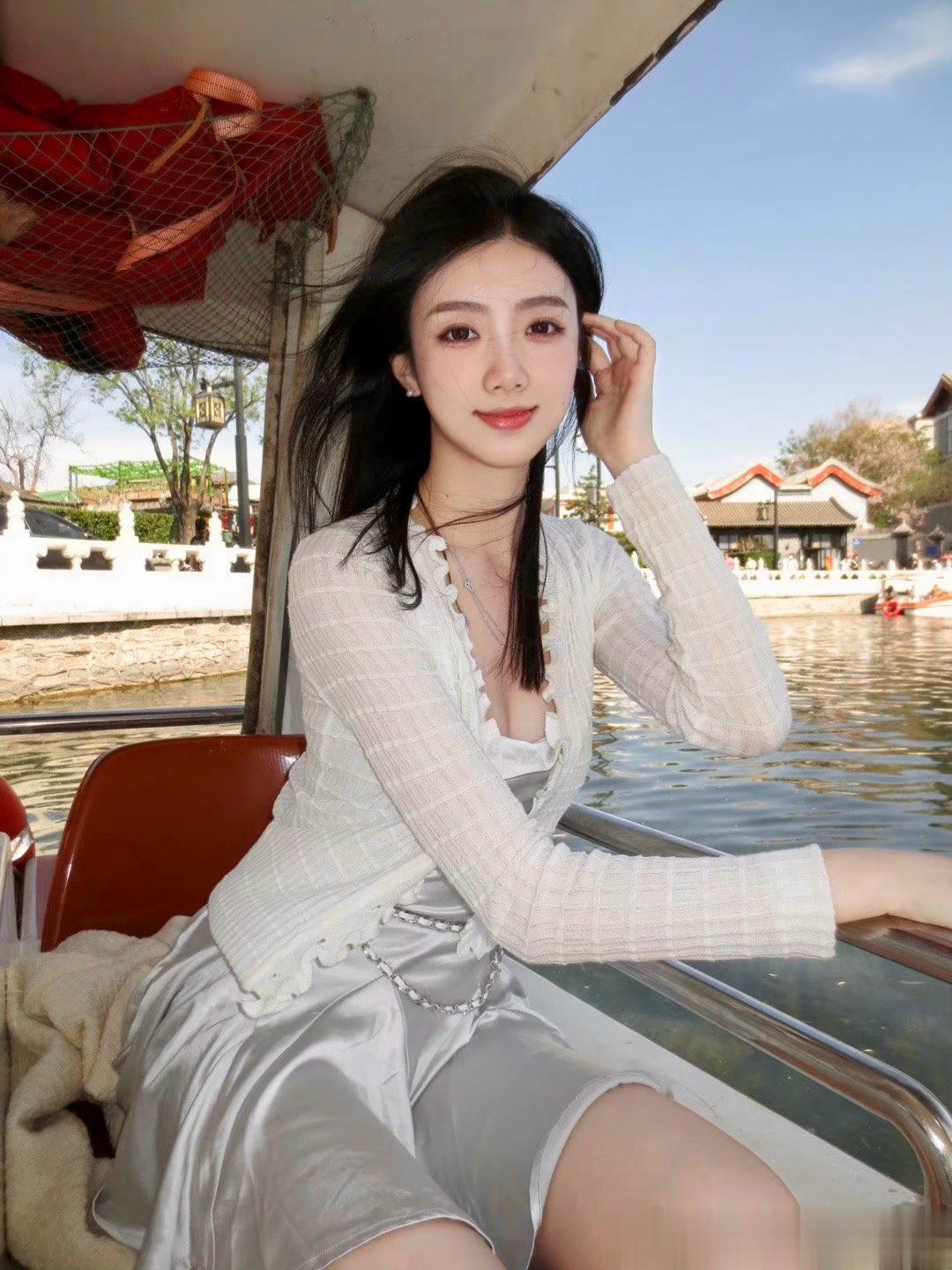 返程（王立新）上飞机了。年过半百，人生必须返程。我会在你的梦里起飞。在你的惦记中