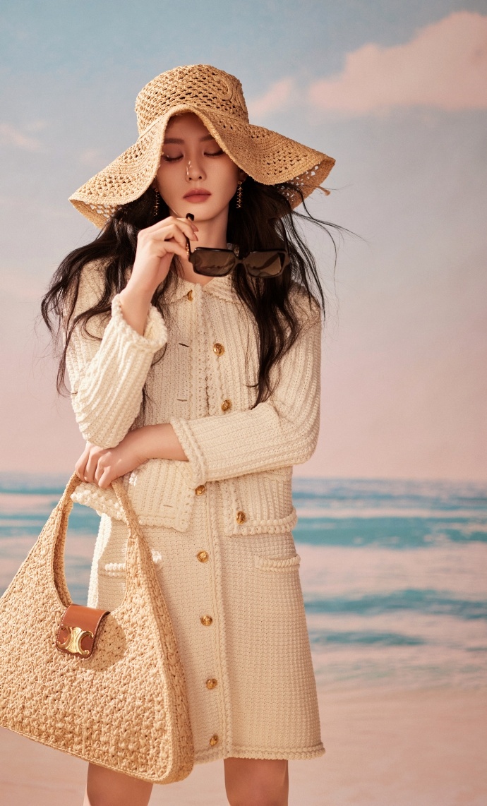 刘诗诗慵懒针织风刘诗诗夏日轻盈look 刘诗诗夏日轻盈look，是慵懒针织风的刘