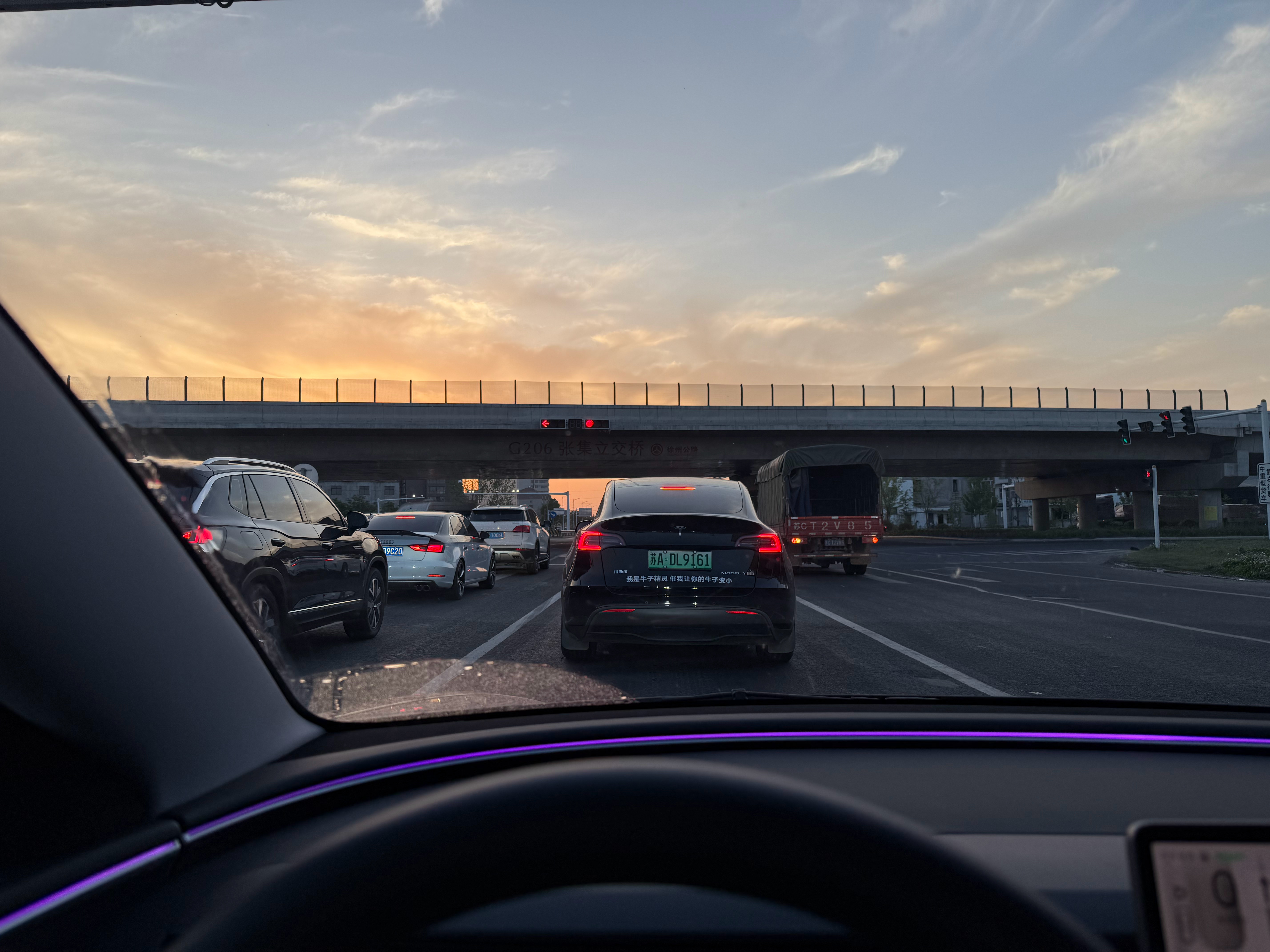 回来的路上看到的晚霞，现在给特斯拉Model 3P奶一口[doge] ​​​